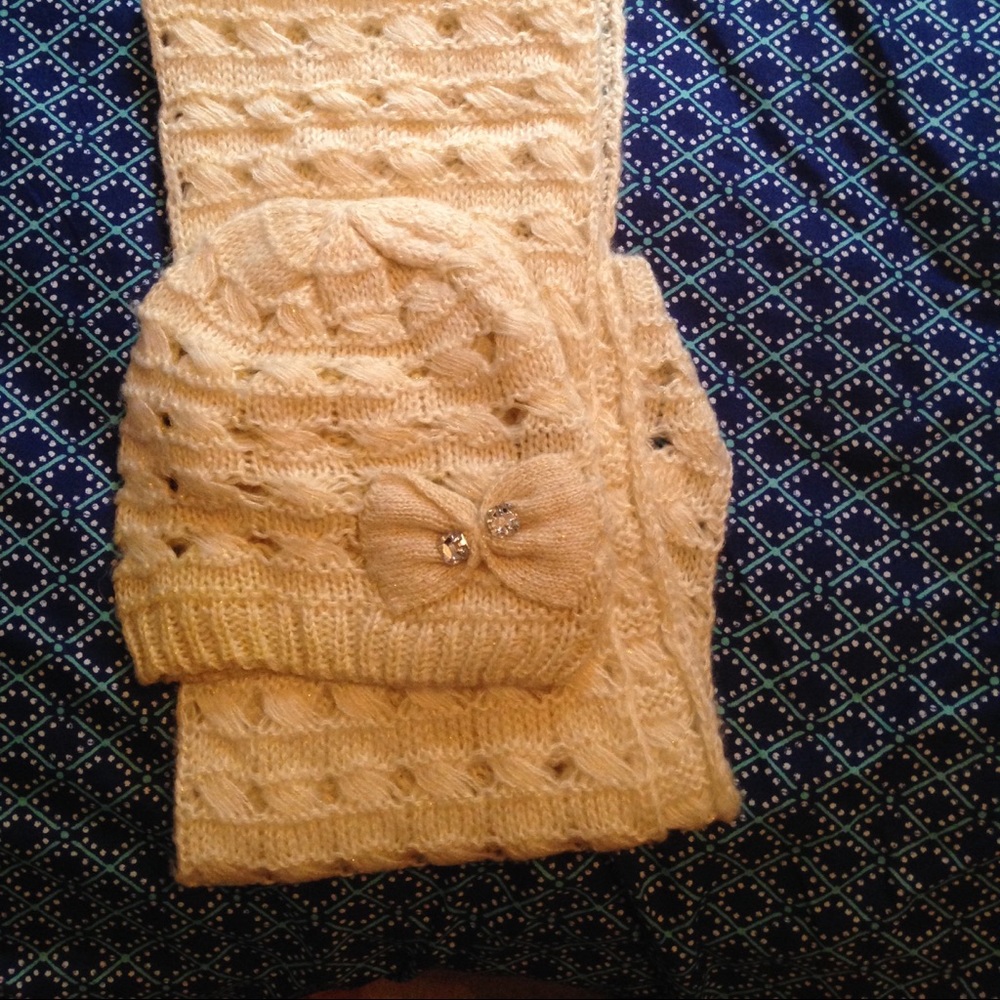 Knitted woolen cap and scarf